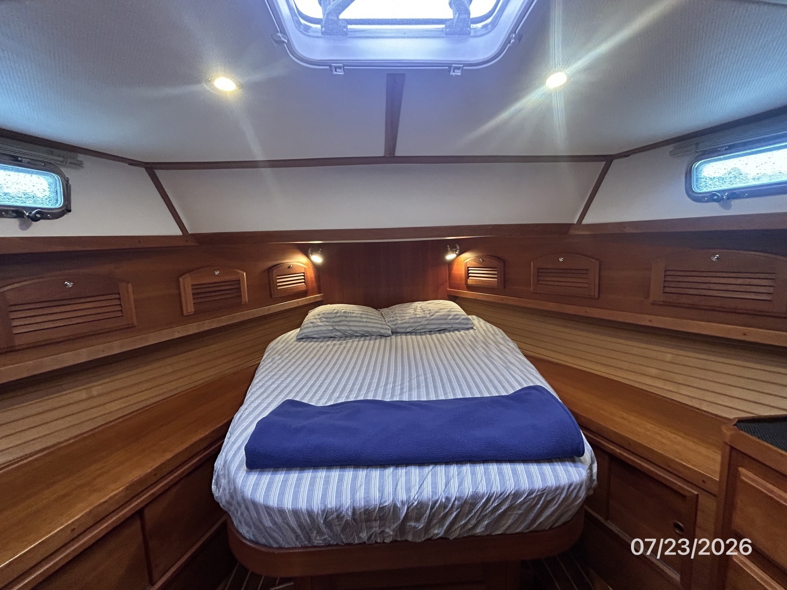 42' Sabre master stateroom