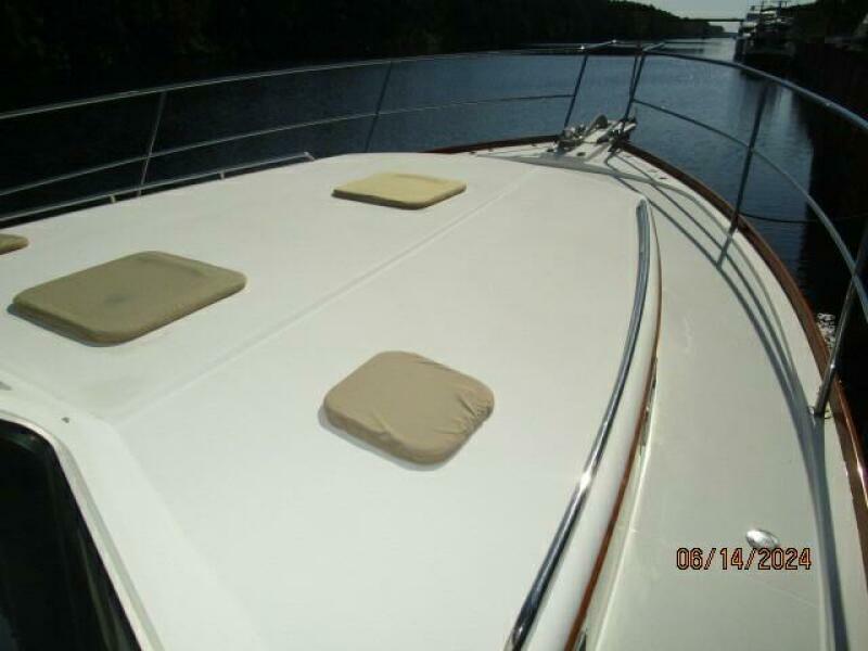 42' Sabre foredeck2