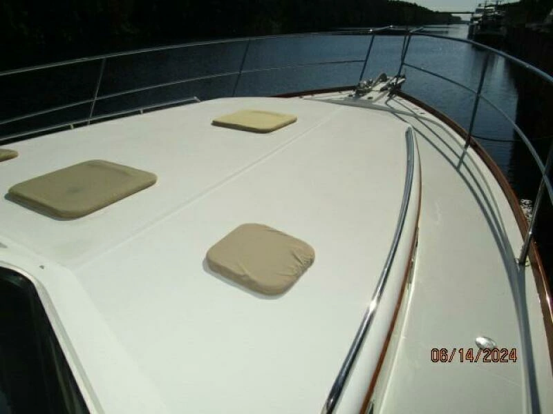 42' Sabre foredeck2