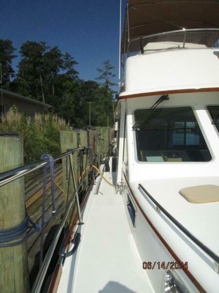 42' Sabre starboard side deck1