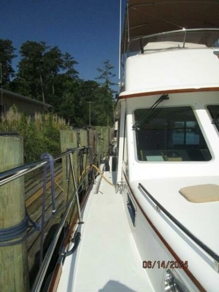 42' Sabre starboard side deck1