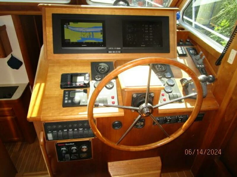 42' Sabre lower helm2