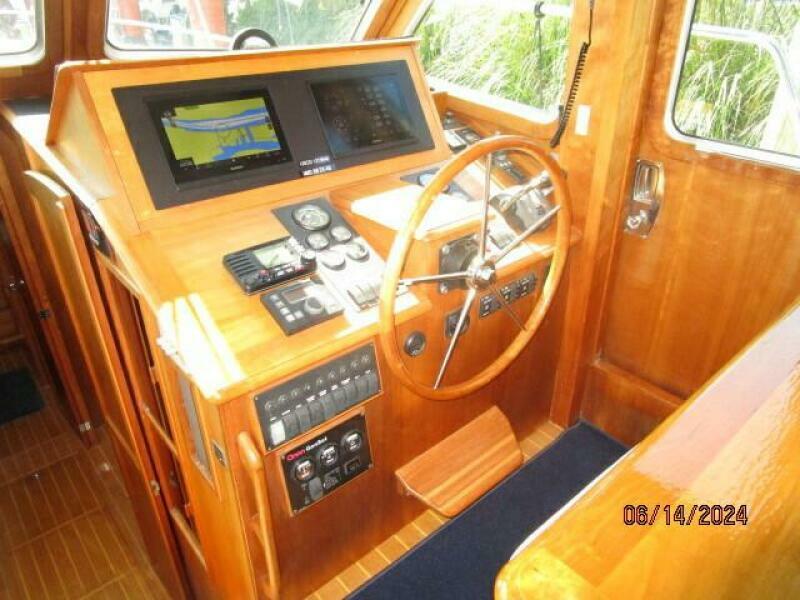 42' Sabre lower helm1