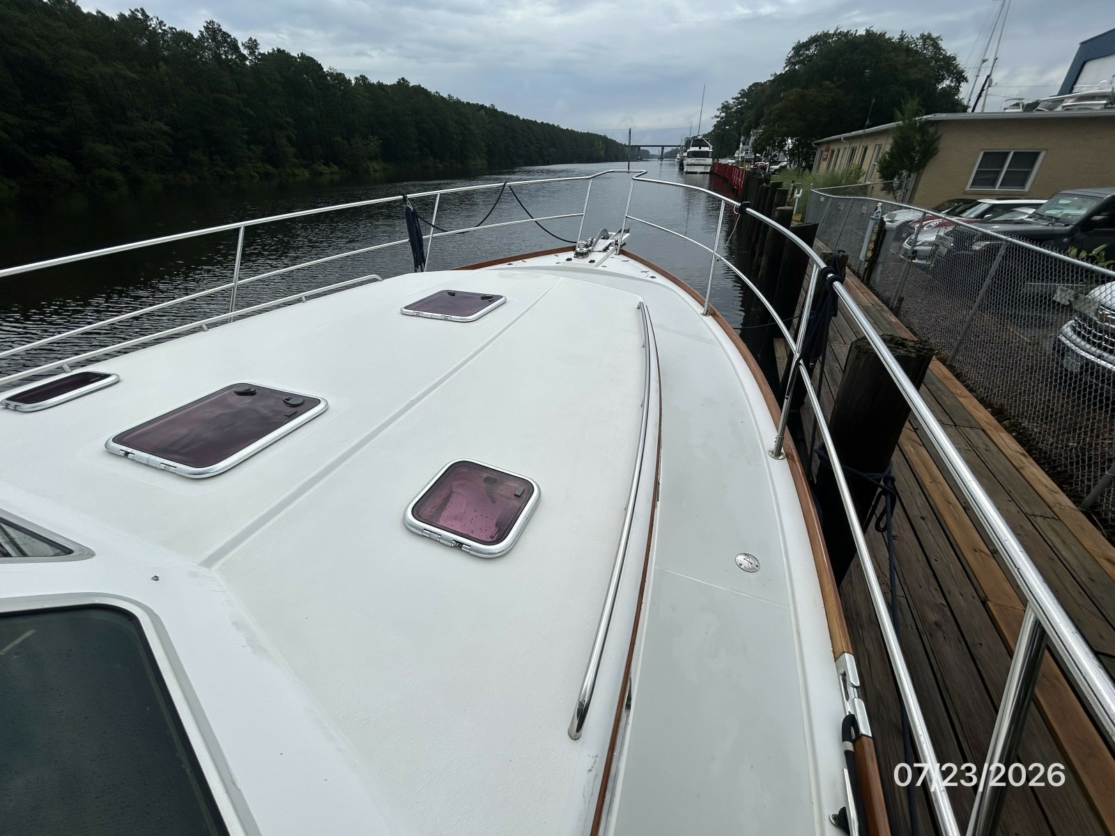42' Sabre foredeck2