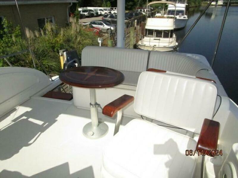 42' Sabre flybridge aft