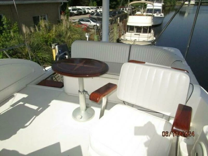 42' Sabre flybridge aft