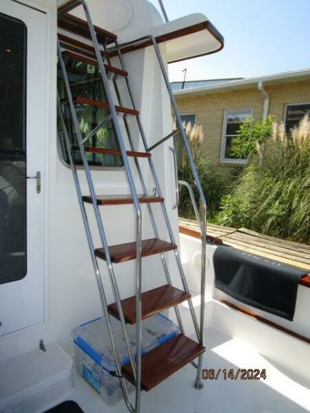 42' Sabre cockpit-flybridge stairs