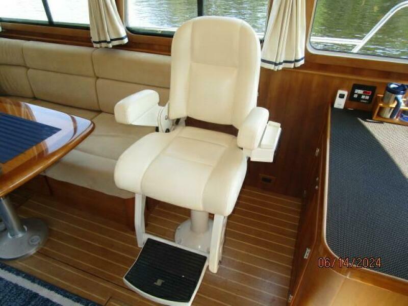 42' Sabre lower helm mate seat