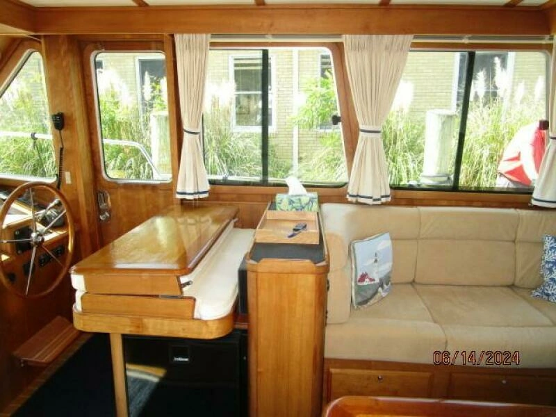 42' Sabre salon starboard