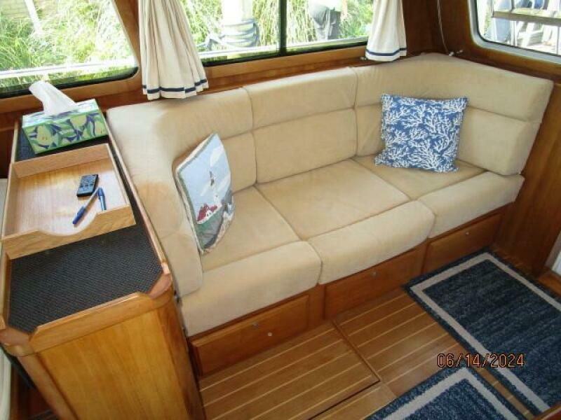 42' Sabre salon starboard seating1