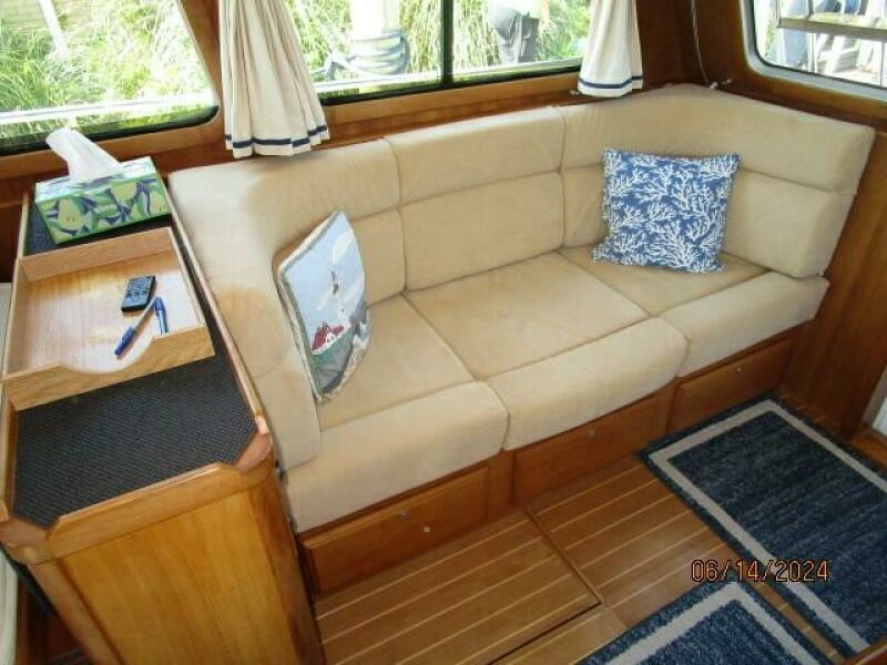 42' Sabre salon starboard seating1