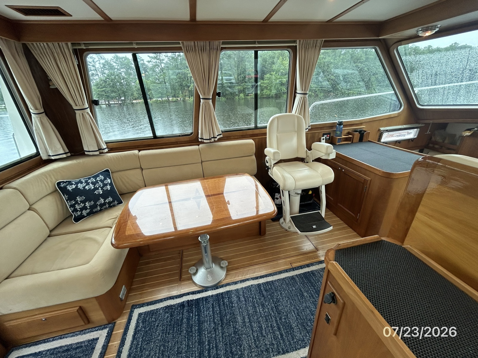 42' Sabre salon port