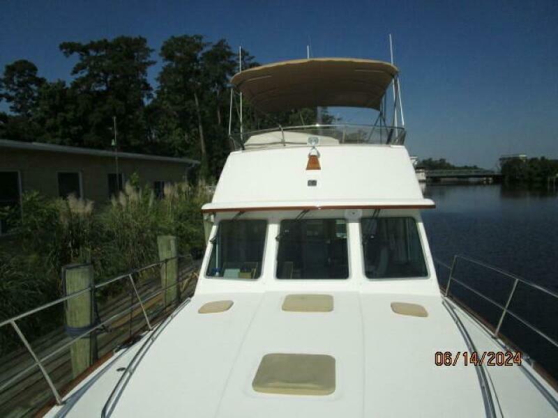 42' Sabre foredeck aft