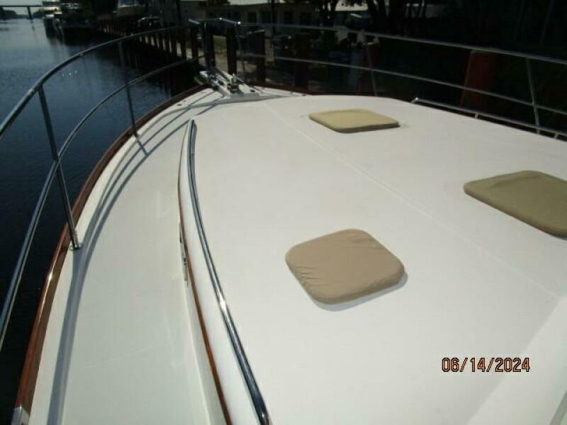 42' Sabre foredeck1