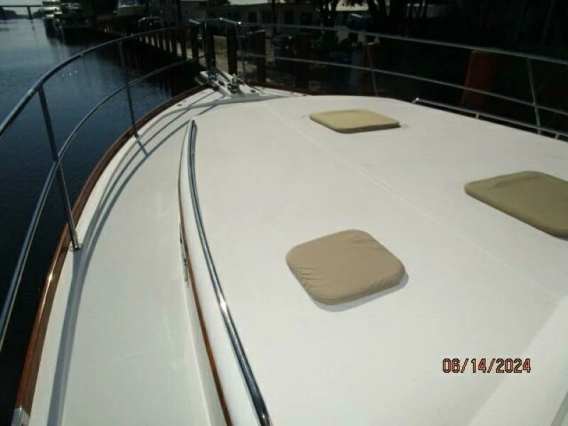 42' Sabre foredeck1