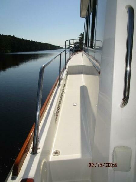 42' Sabre port side deck2