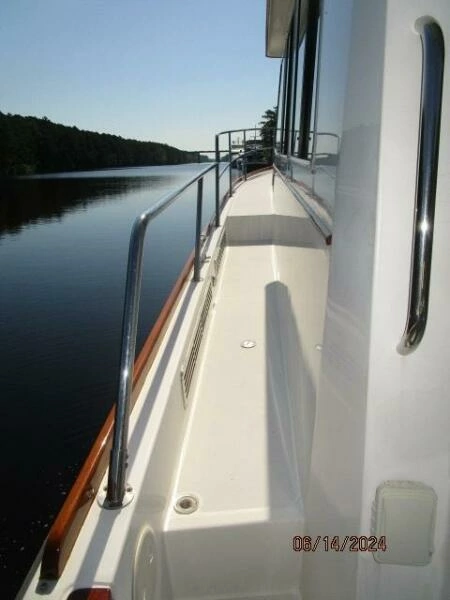 42' Sabre port side deck2