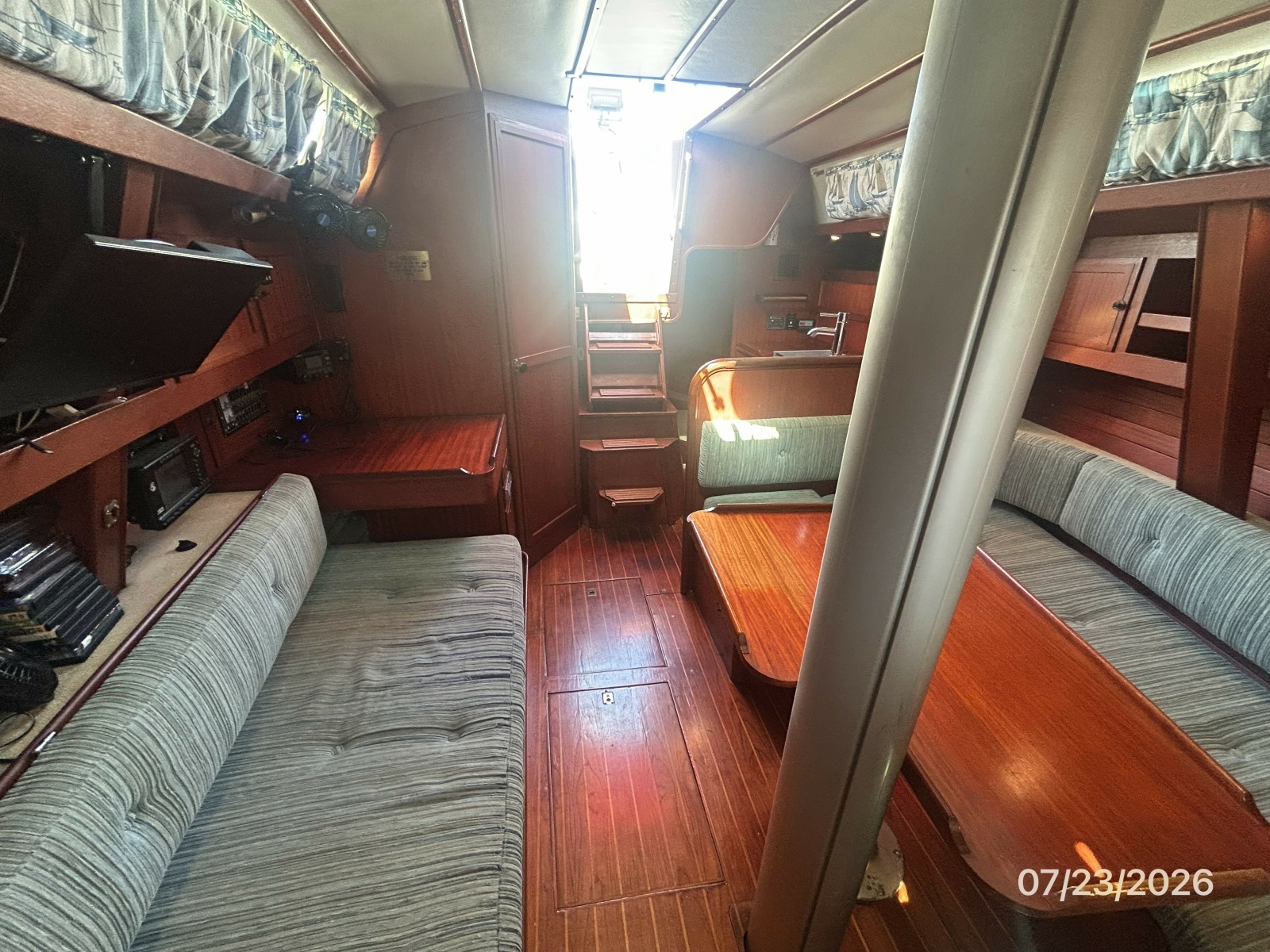 35' Scanmar salon aft