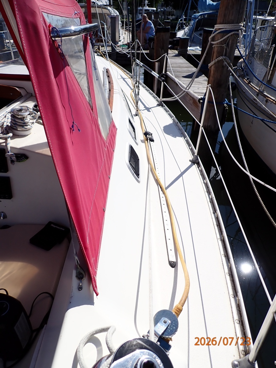 35' Scanmar starboard side deck