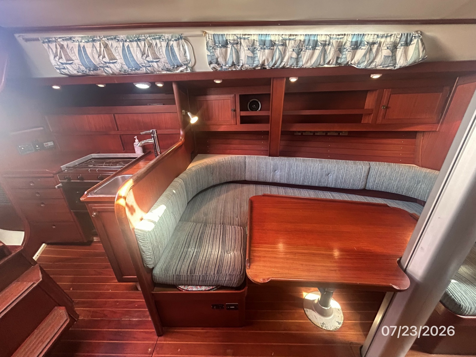 35' Scanmar salon port