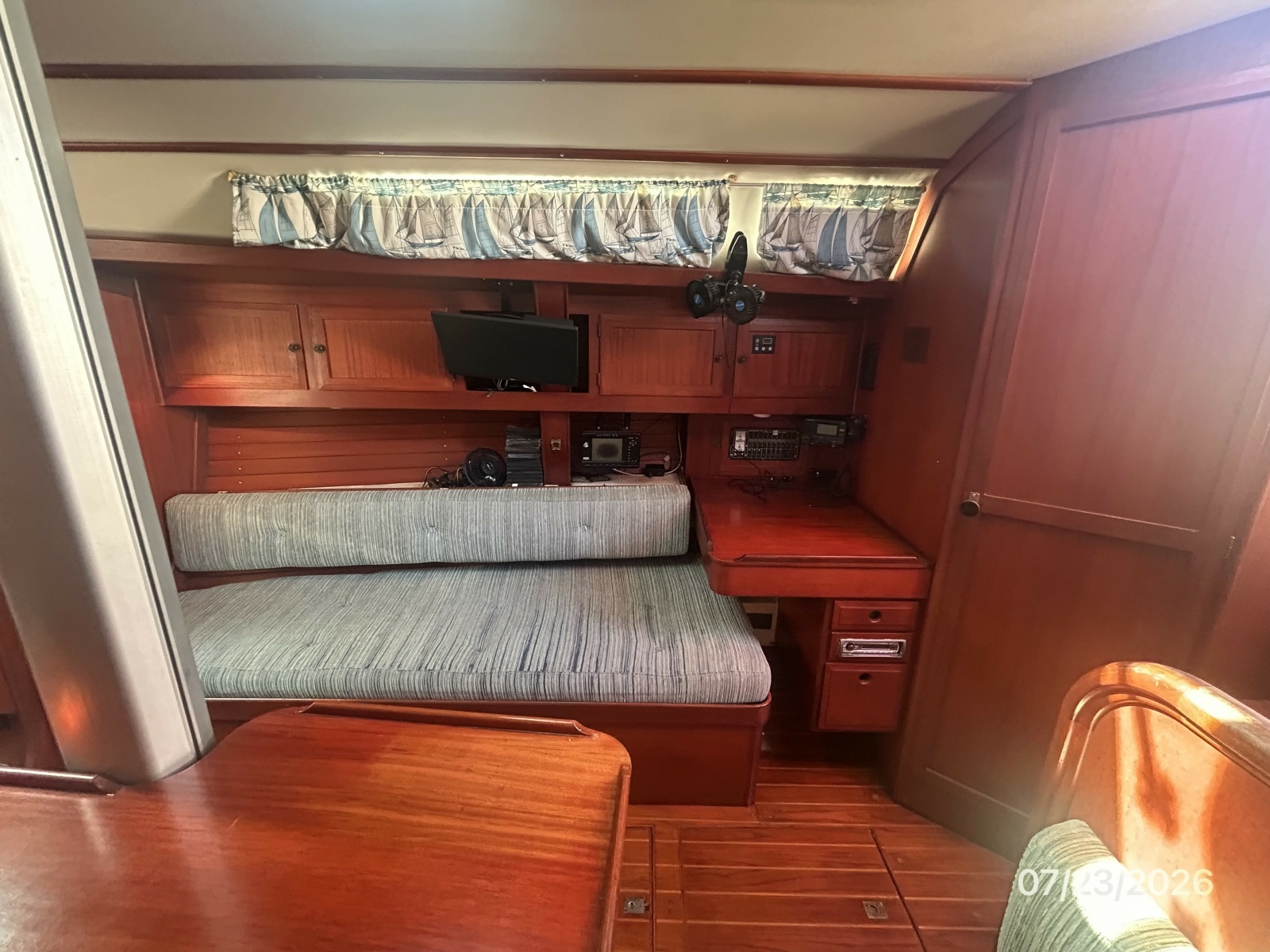 35' Scanmar salon starboard