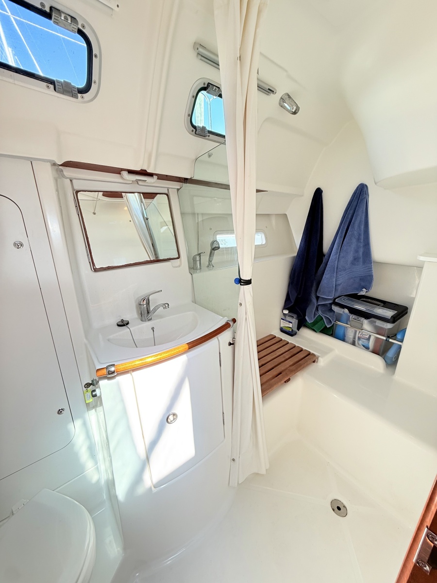 2004 Beneteau 373