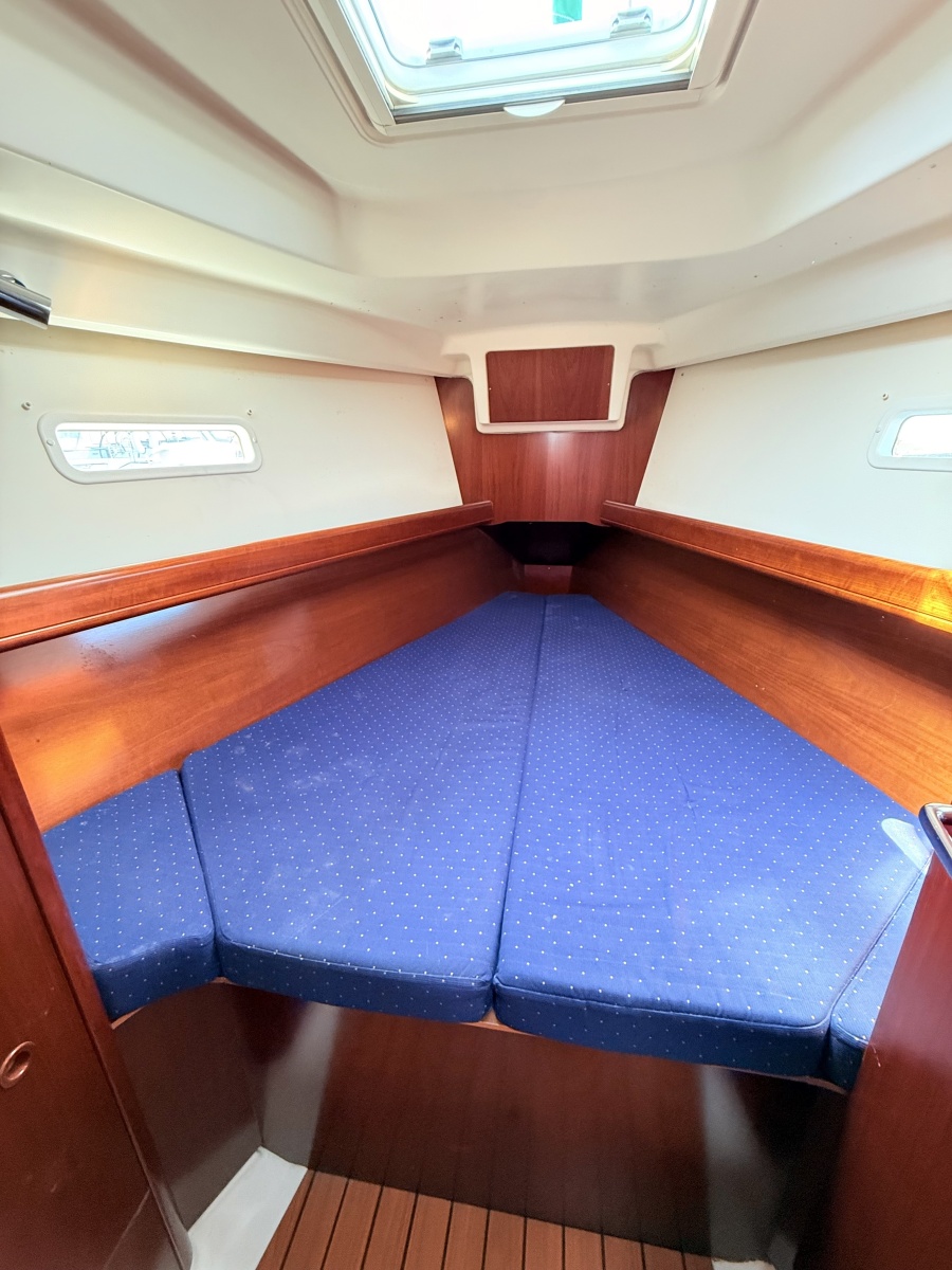 2004 Beneteau 373