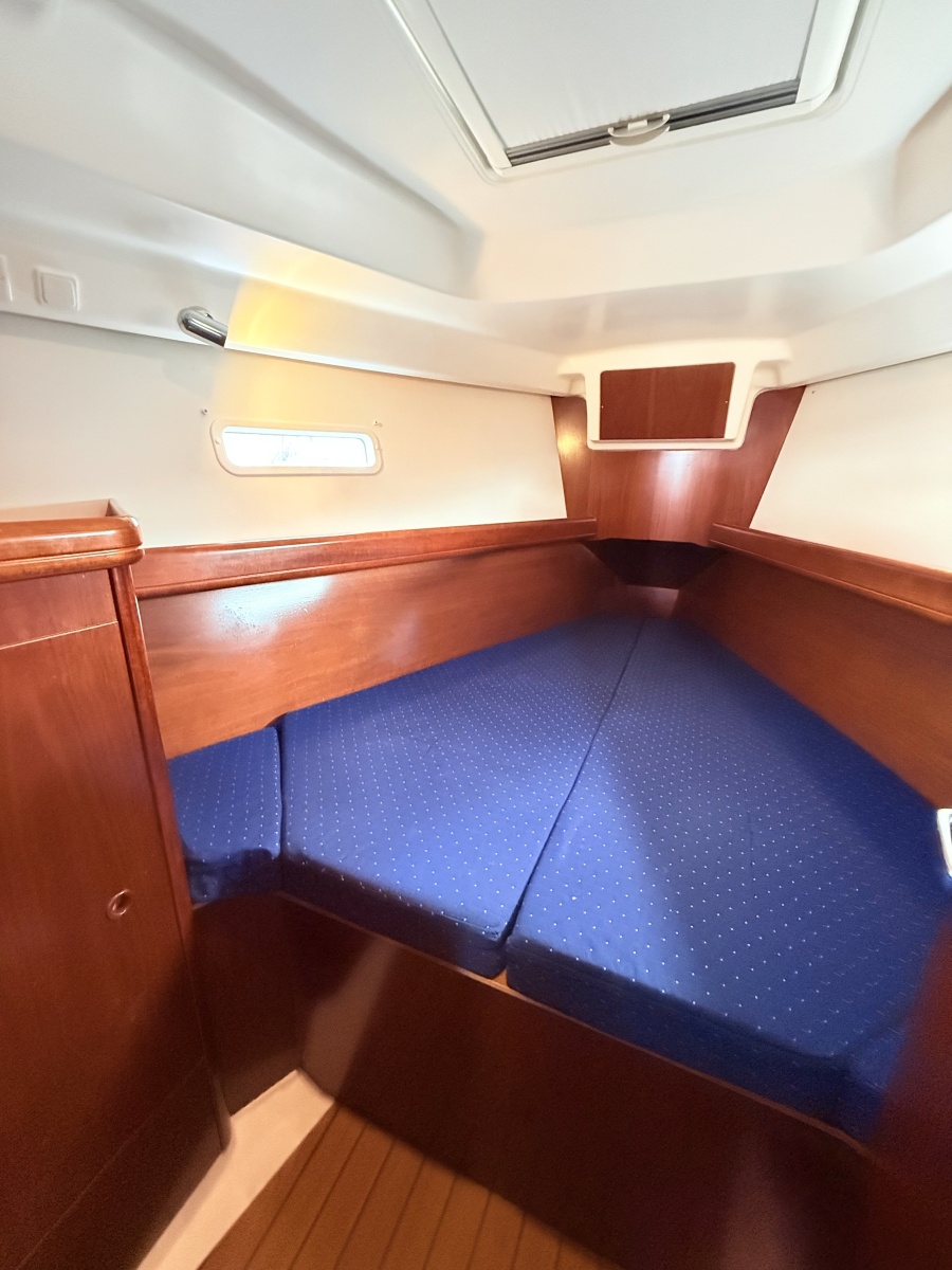 2004 Beneteau 373