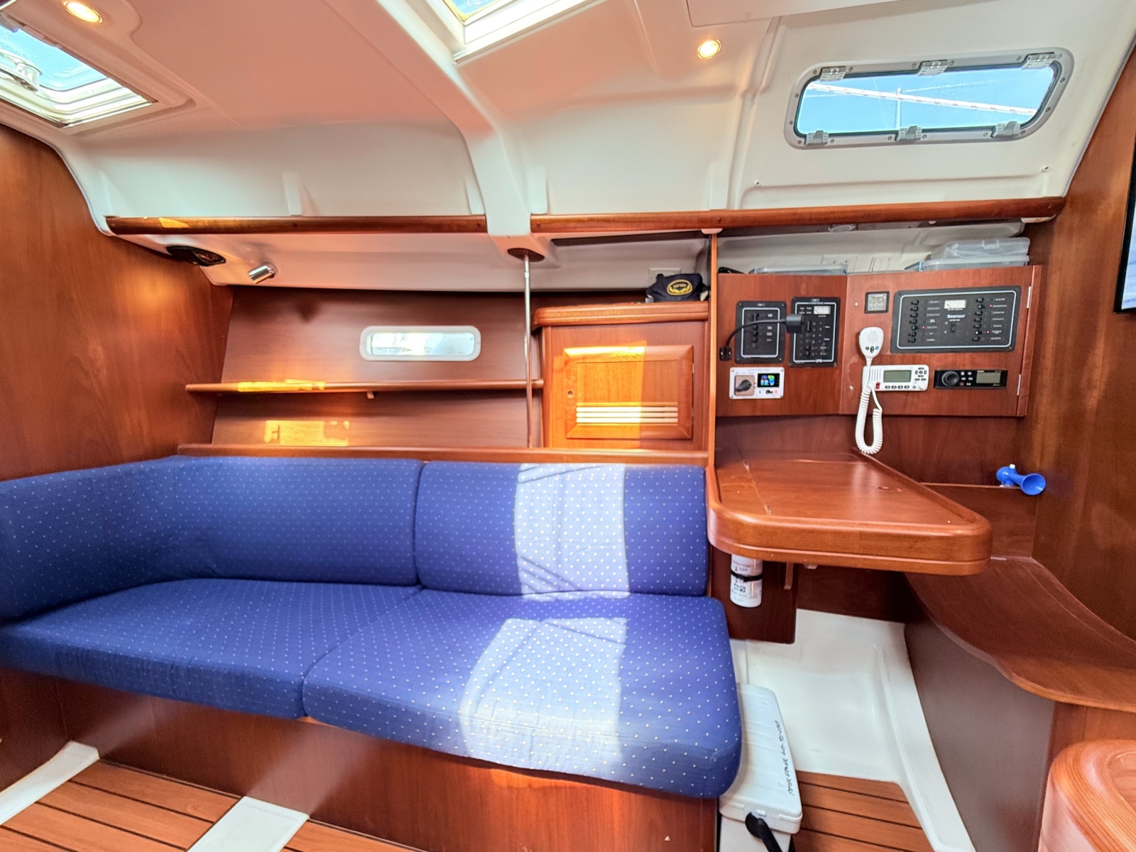 2004 Beneteau 373