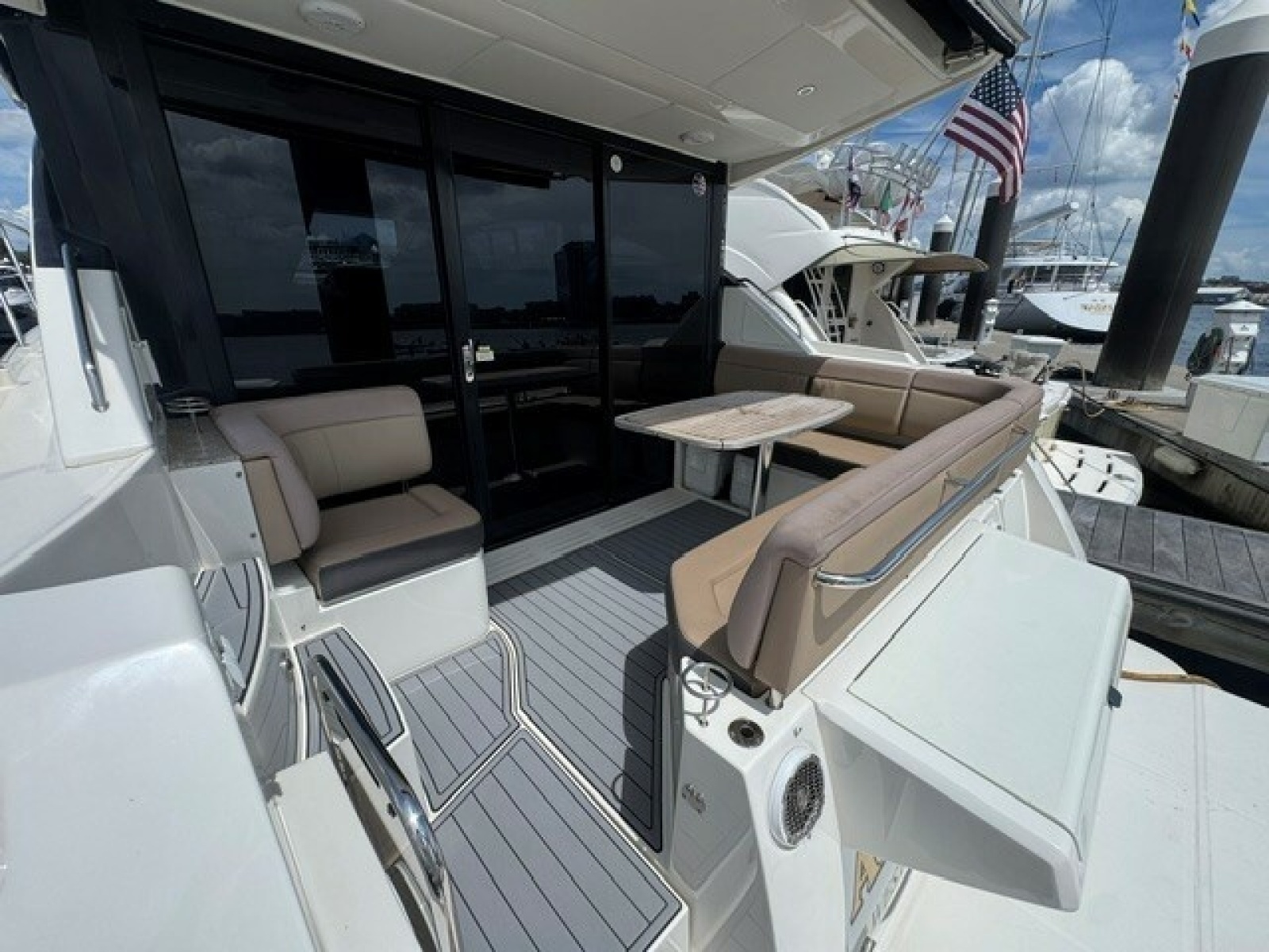 2017 Sea Ray 400 Sundancer