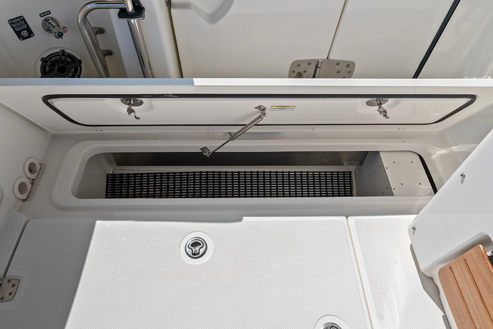 Port cockpit sole built-in storage