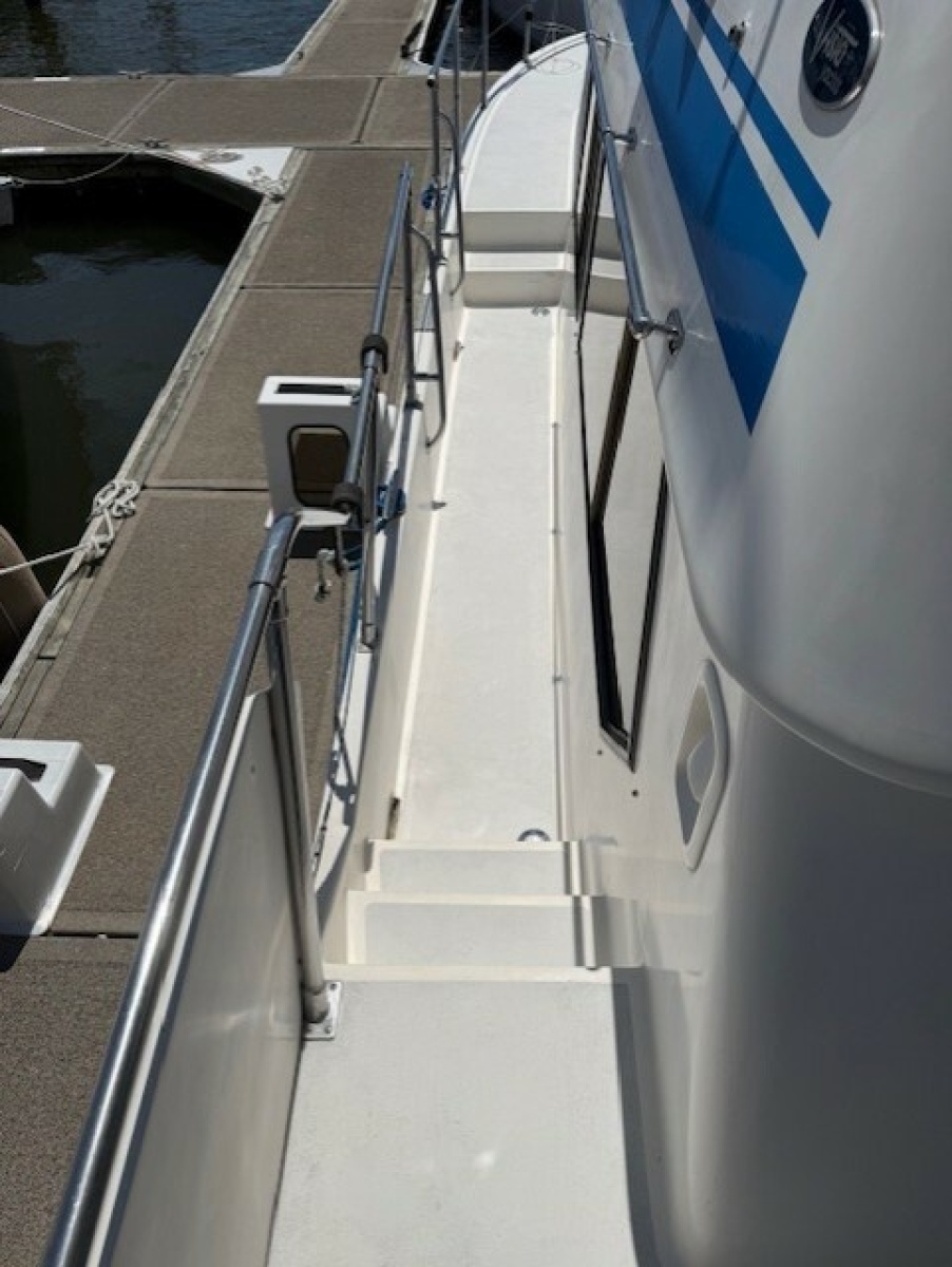 1990 Vista Sun Deck Trawler