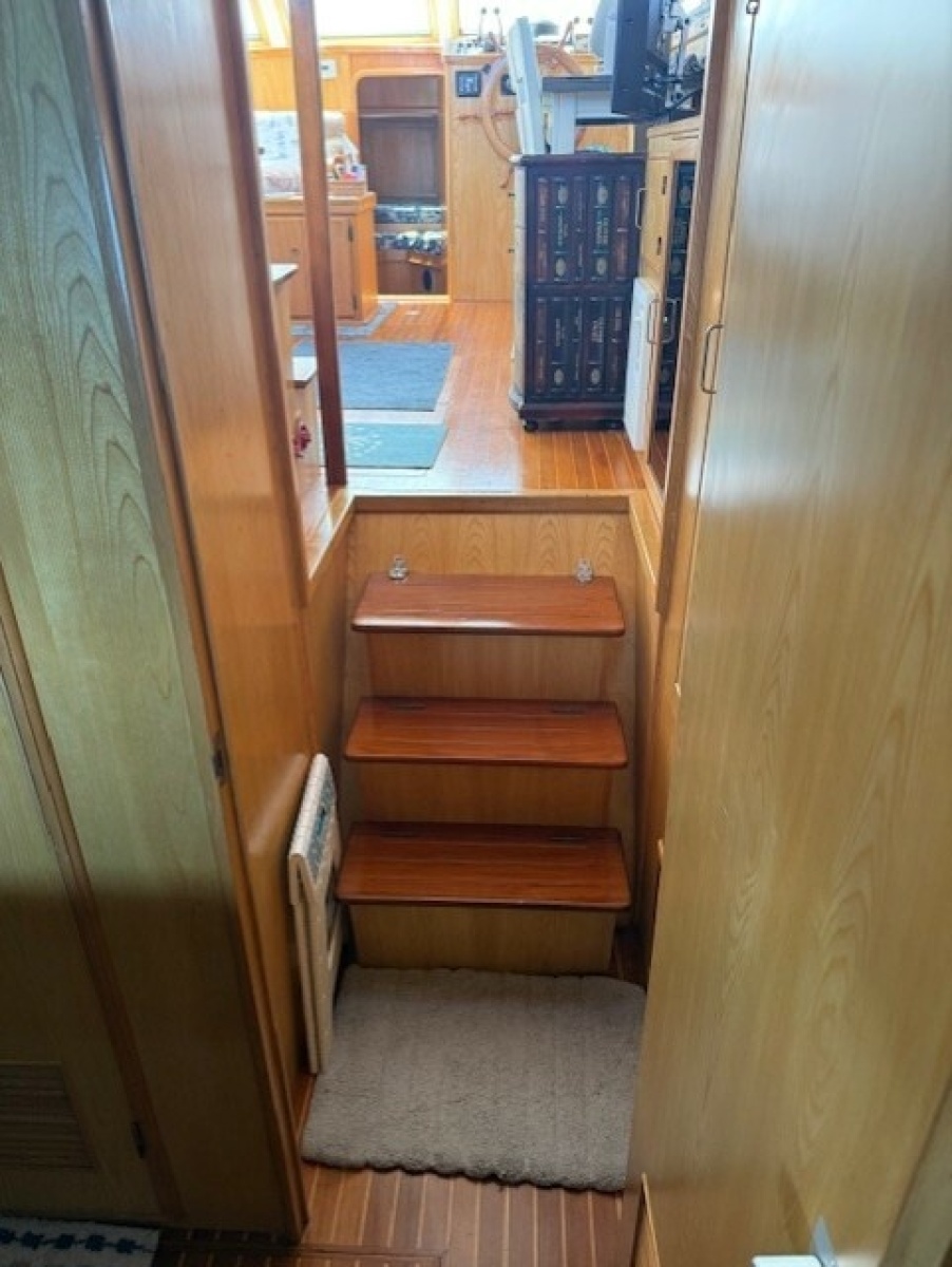 1990 Vista Sun Deck Trawler