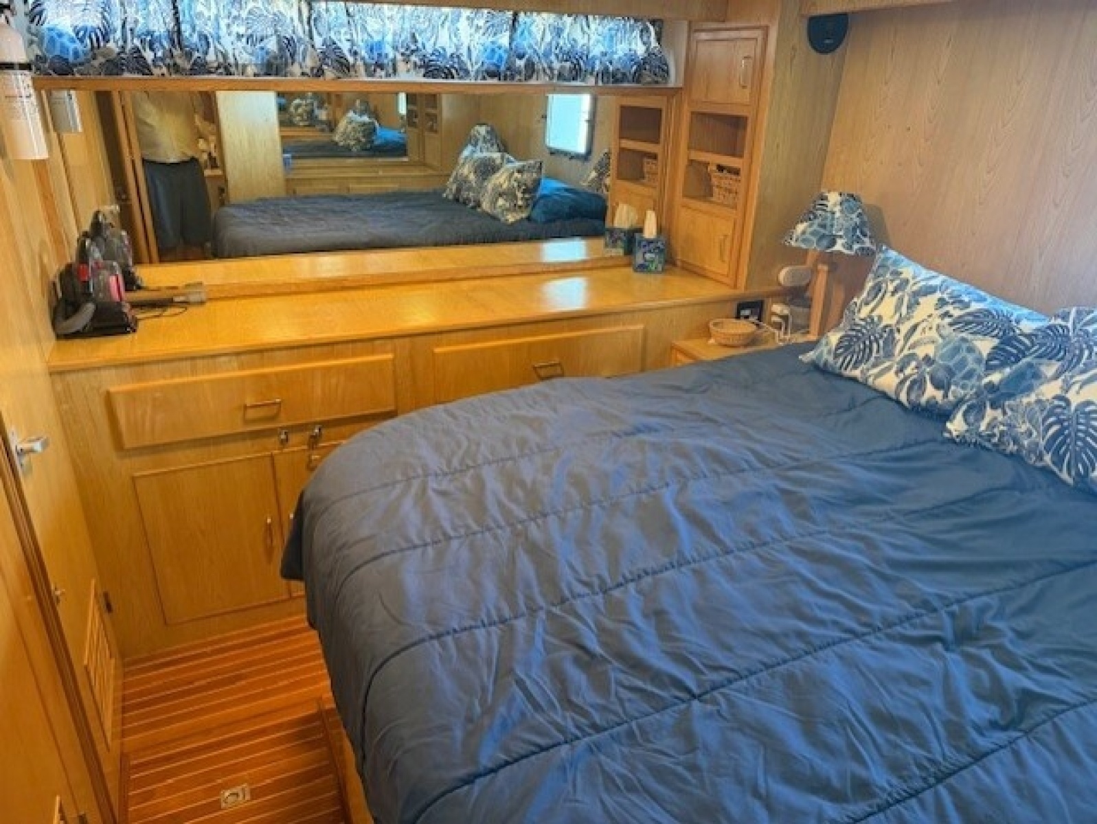 1990 Vista Sun Deck Trawler