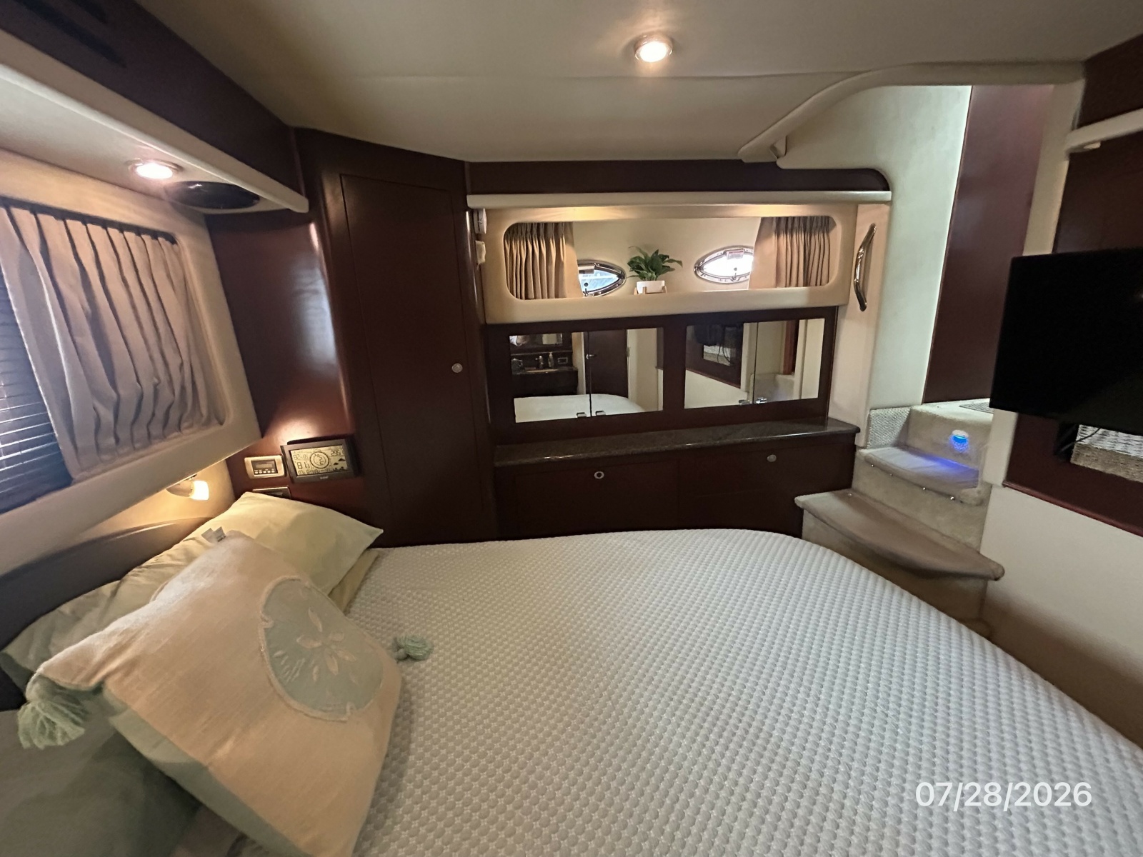 40' Sea Ray master stateroom port