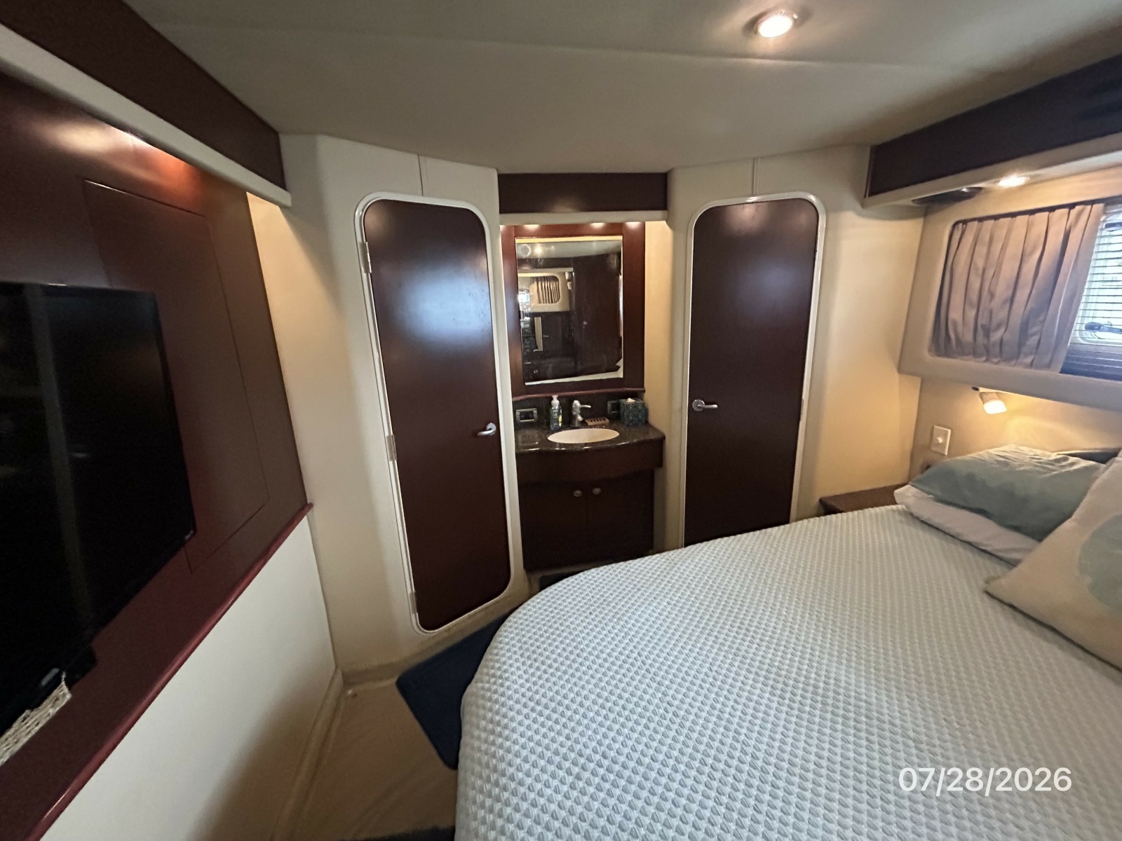 40' Sea Ray master stateroom starboard