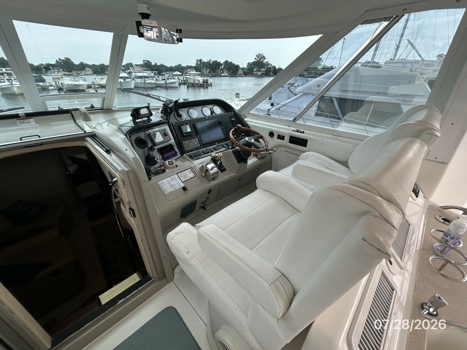 40' Sea Ray helm1