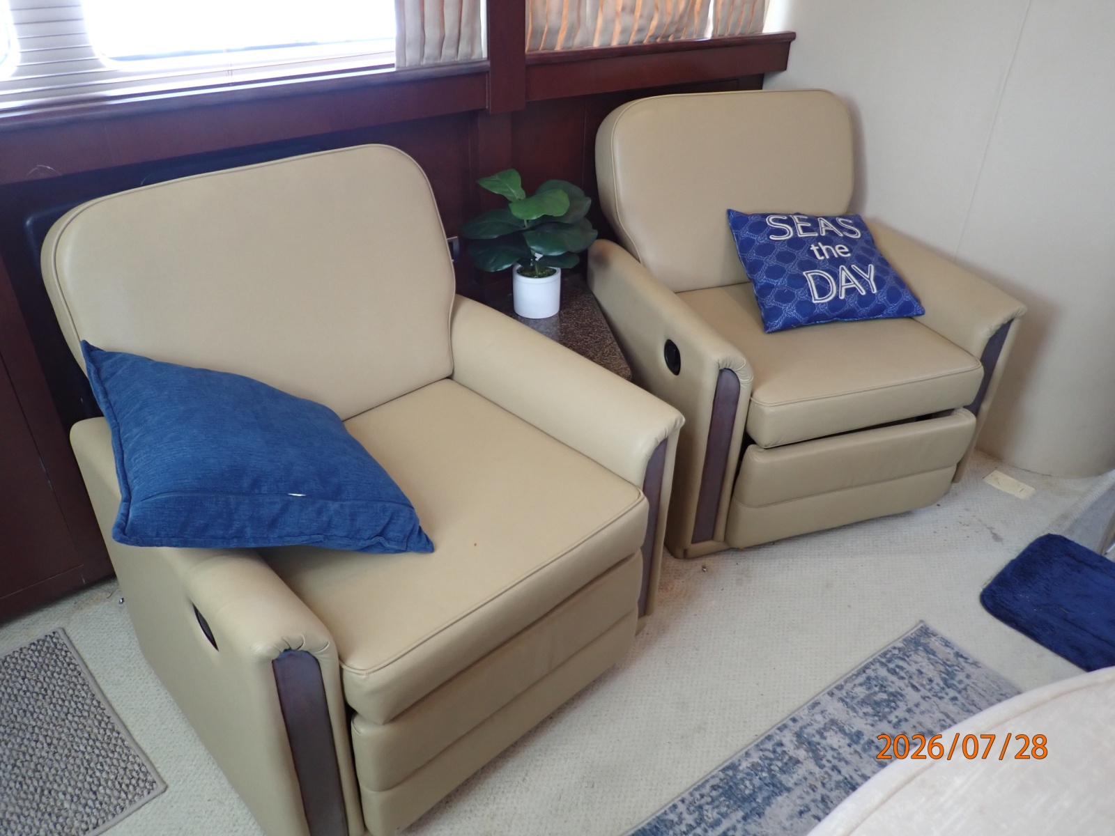 40' Sea Ray salon port seating