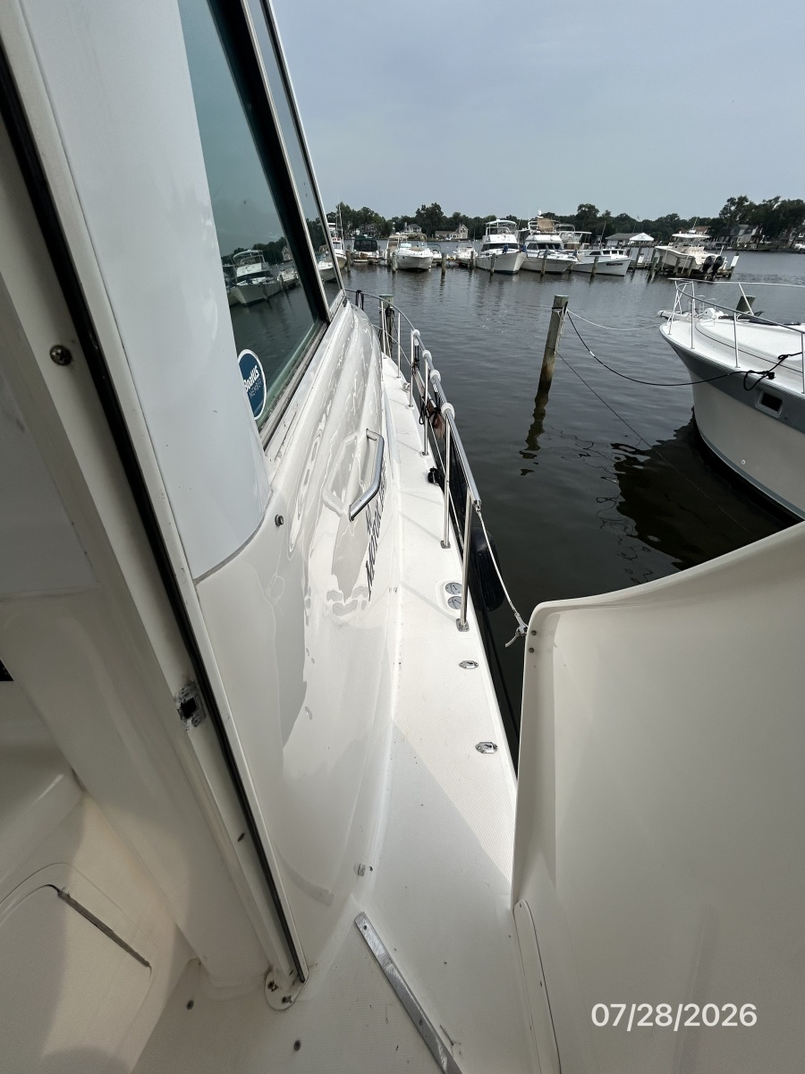 40' Sea Ray starboard side deck1