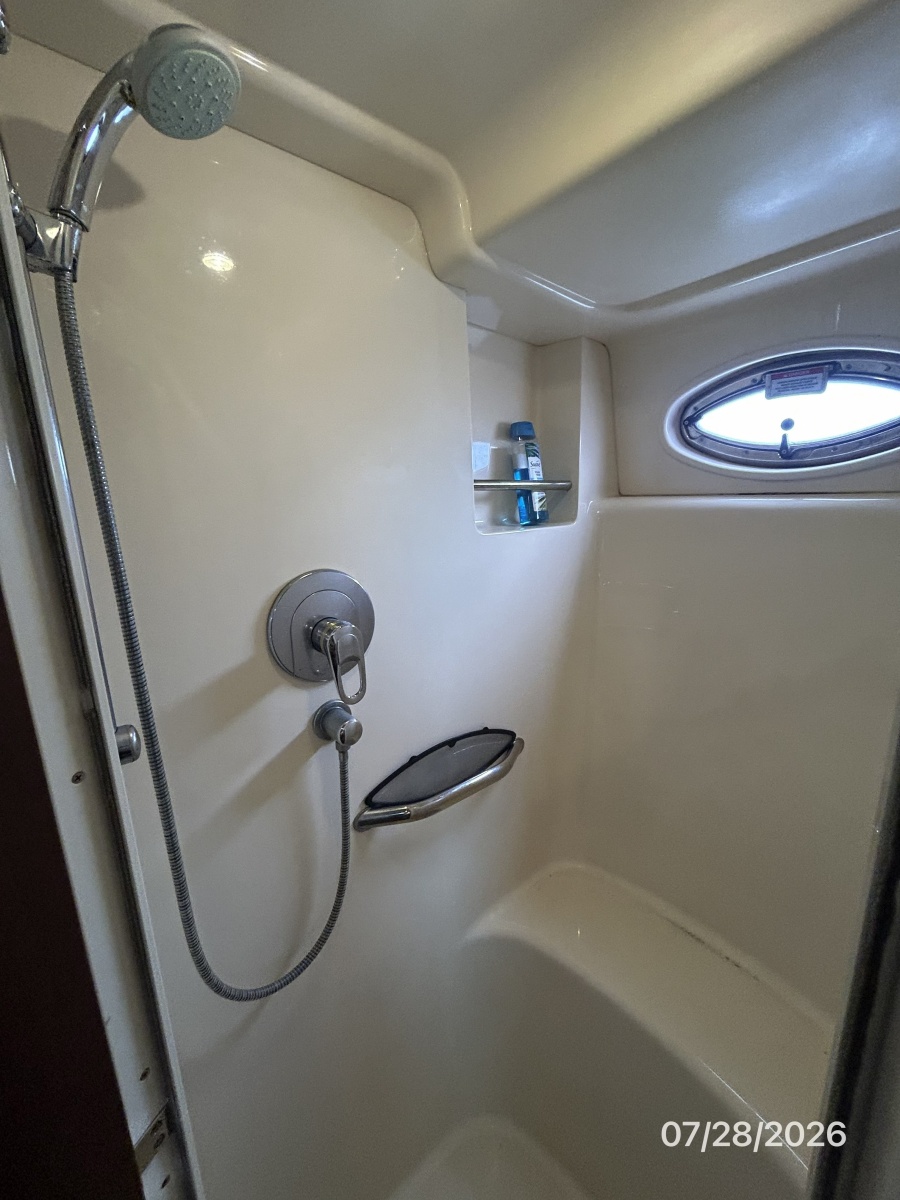 40' Sea Ray master stateroom shower
