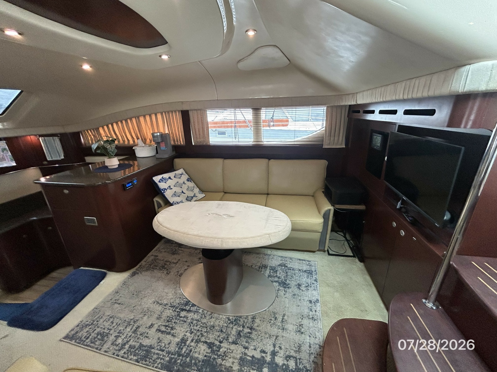 40' Sea Ray salon starboard