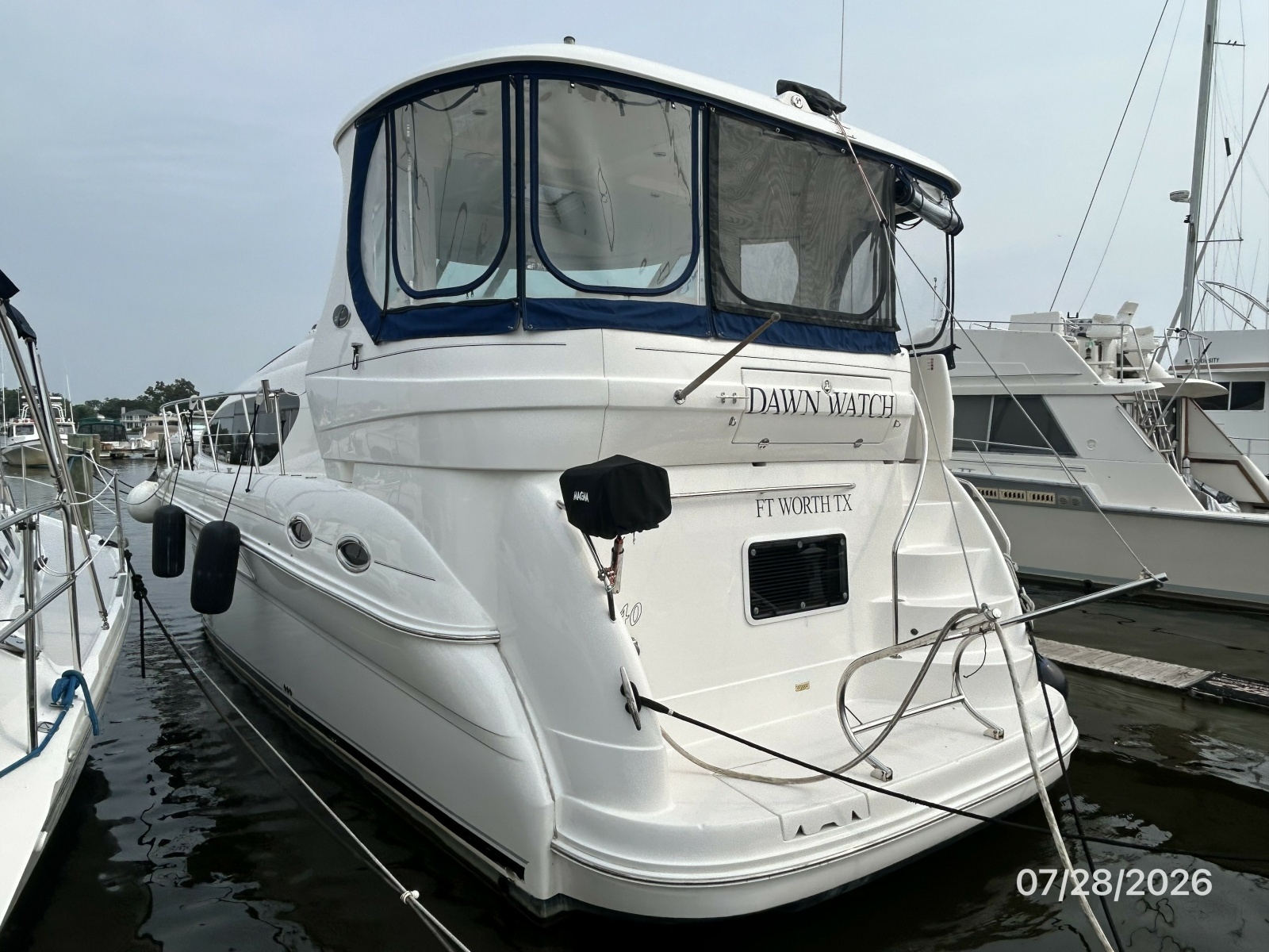 40' Sea Ray port aft profile