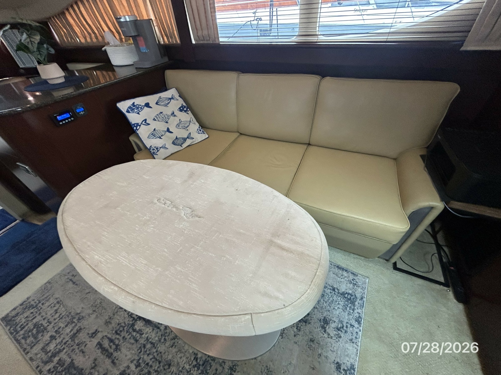 40' Sea Ray salon starboard seating1