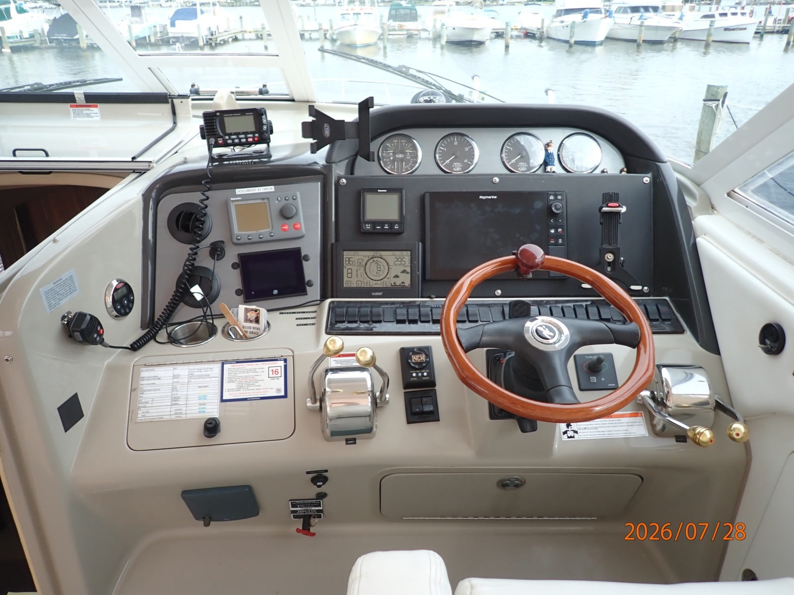 40' Sea Ray helm2