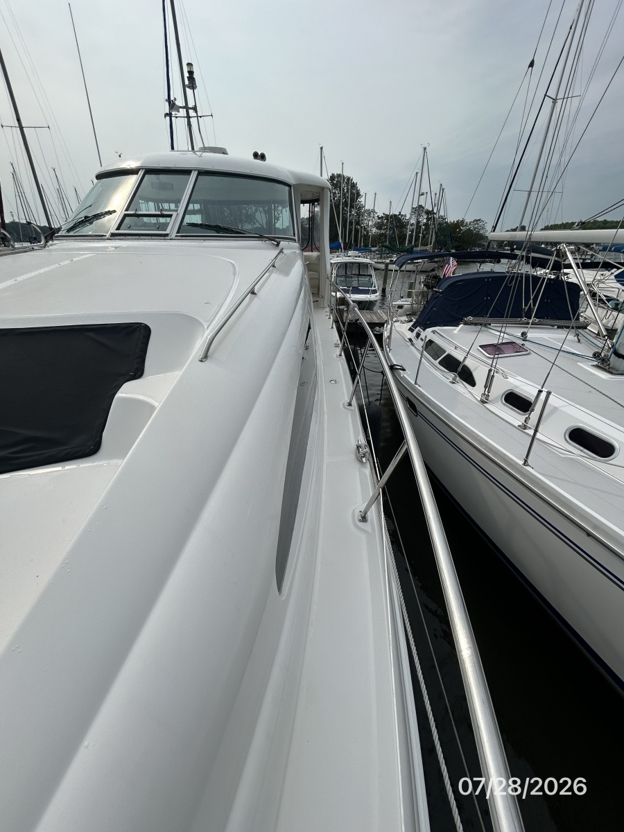 40' Sea Ray port side deck2