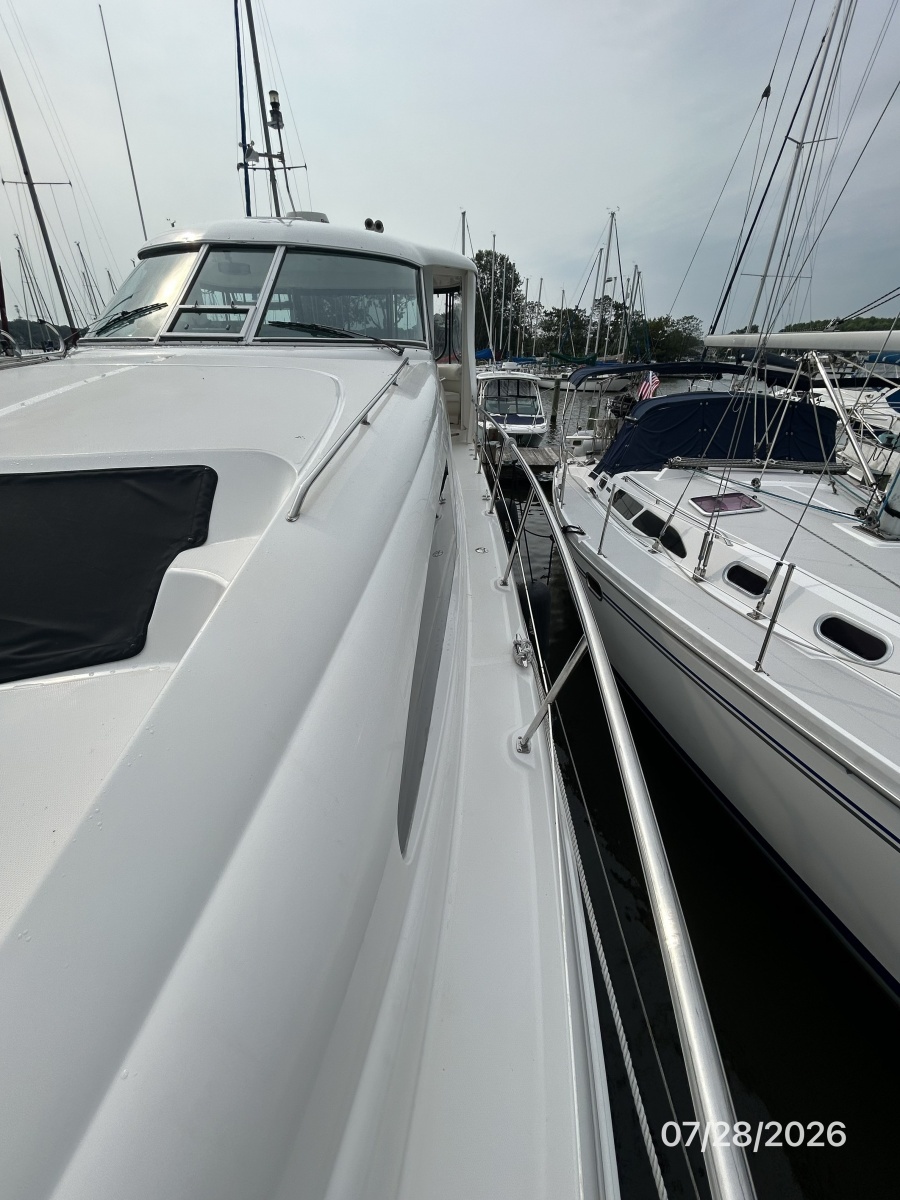 40' Sea Ray port side deck2