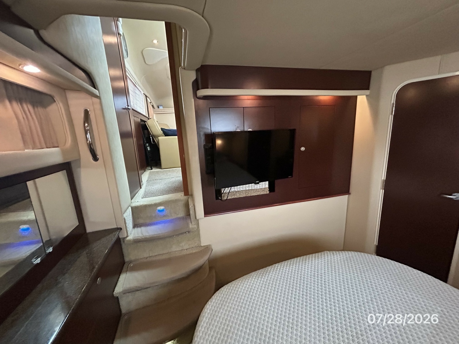 40' Sea Ray master stateroom forward