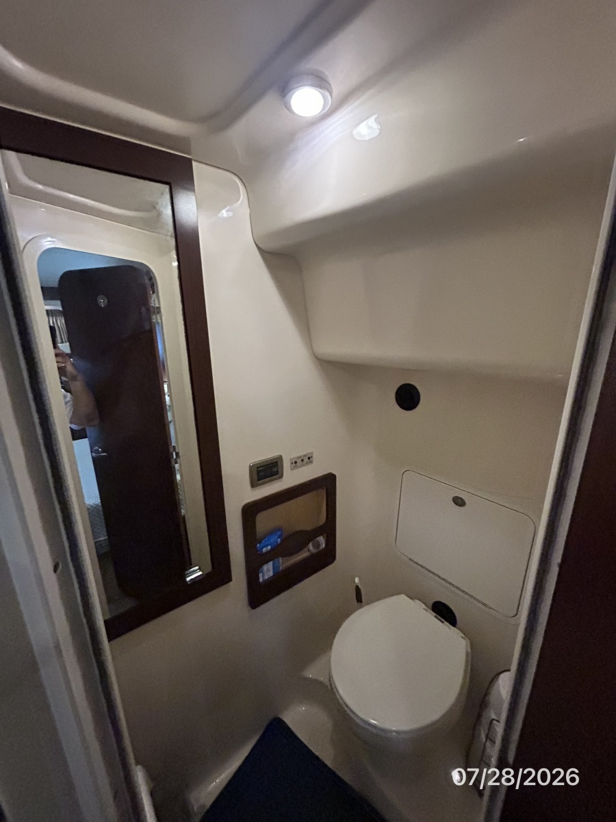 40' Sea Ray master stateroom head