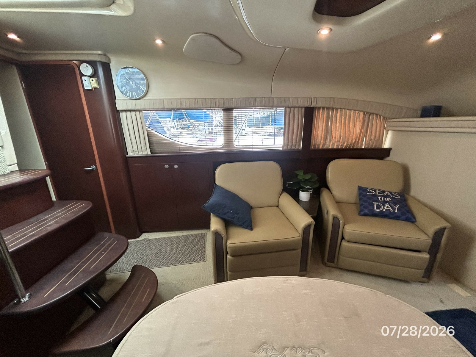 40' Sea Ray salon port