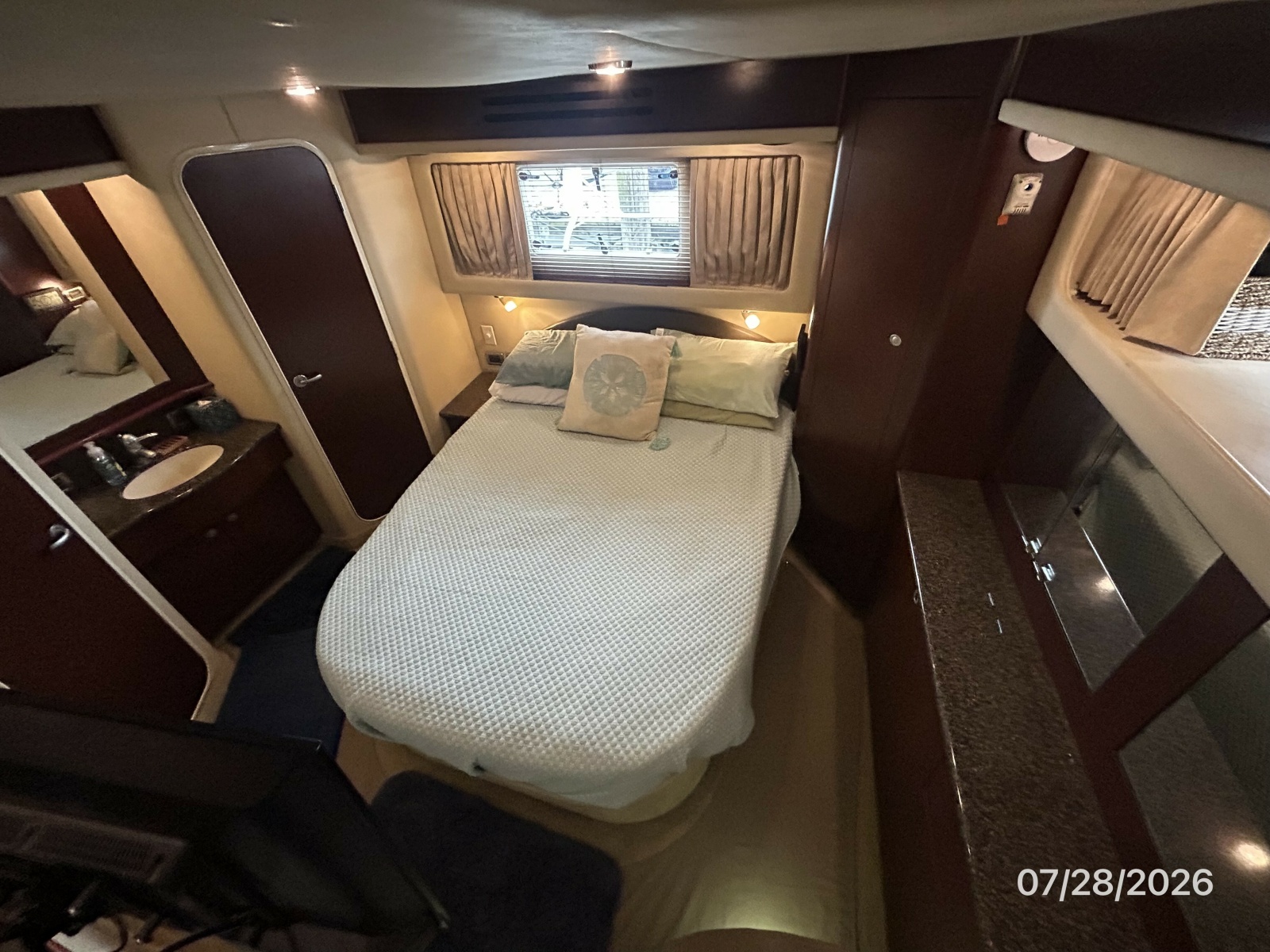 40' Sea Ray master stateroom